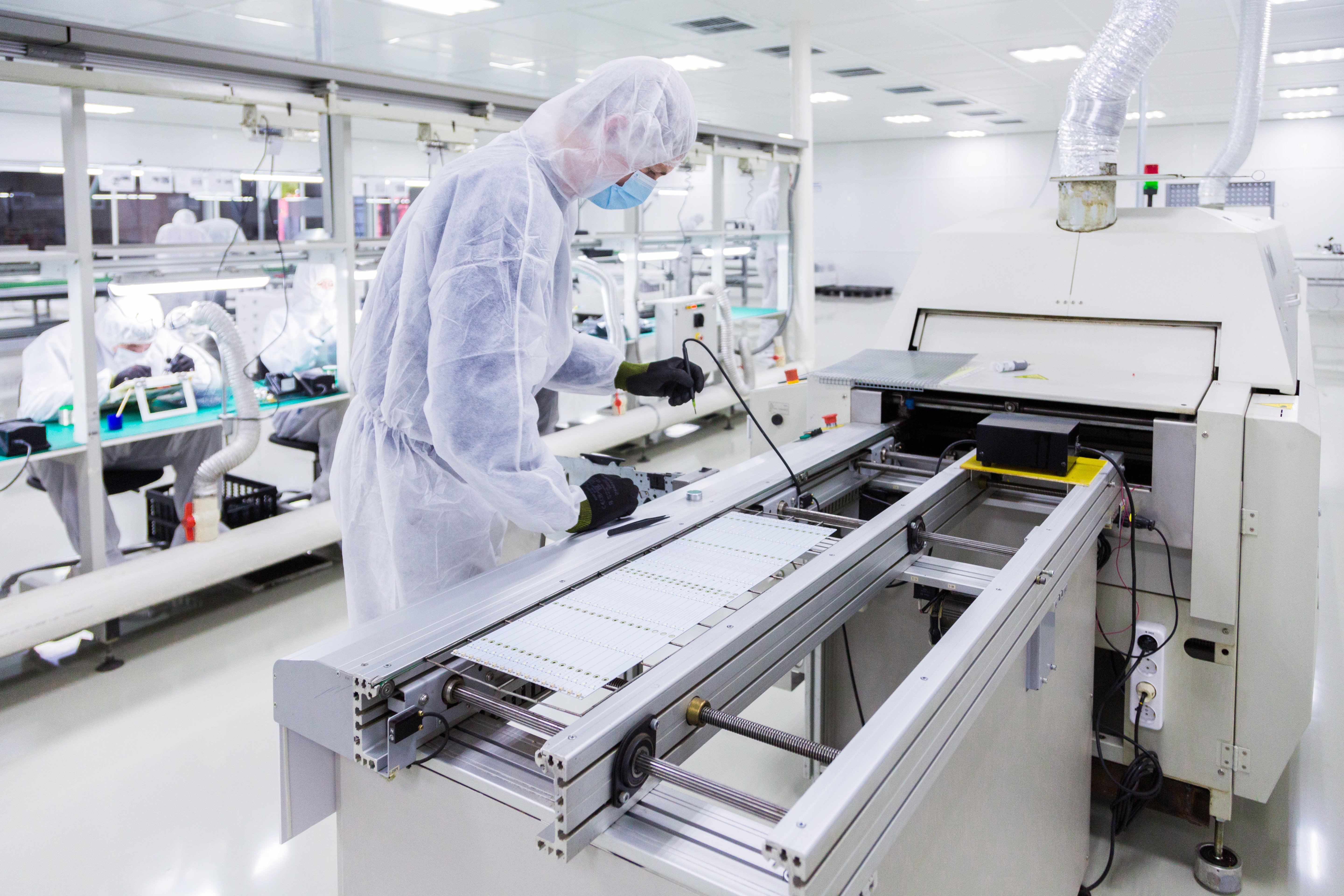 workers-in-clean-suits-working-in-manufacturing-fa-2026-01-08-05-39-03-utc